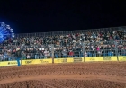 Final do rodeio da Expoagro reúne multidão e encerra Festa do Peão em Dourados