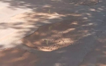 Motorista de aplicativo sofre acidente após cair em buraco em Campo Gran