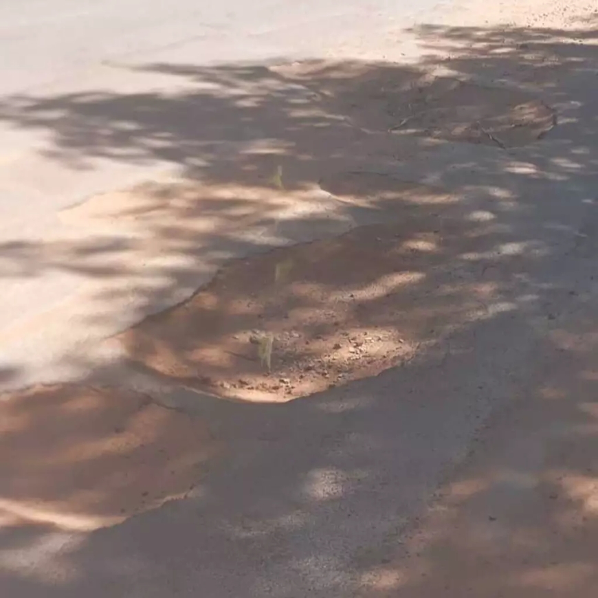 Motorista de aplicativo sofre acidente após cair em buraco em Campo Gran